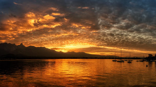 Sunset lake mountains clouds boats - a sunset over a lake free wallpaper