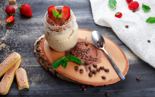 Dessert jar strawberries chocolate chips - a spoon and spoon rest free wallpaper