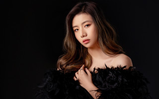 Woman longhair blackfeathereddress posing chuibuk - dress free wallpaper