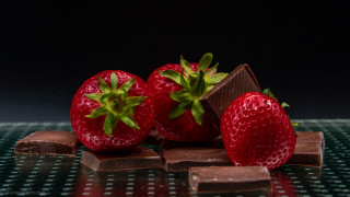 Strawberries chocolate berry flower food - a green border free wallpaper for desktop