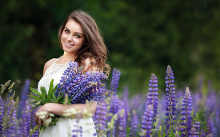 Woman bouquet purple field trees - portrait photography free wallpaper