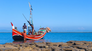 Boat shore people beach sky - water free wallpaper for desktop