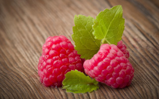 Raspberries leaves wooden surface pink - raspberry free wallpaper