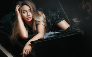 Woman piano arabesque portrait blonde - a piano free wallpaper for desktop