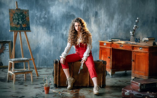 Woman sitting suitcase room painting - studio portrait free wallpaper for desktop