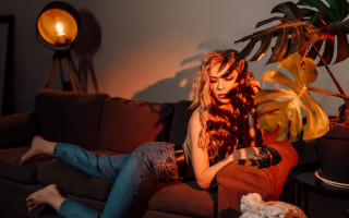 Woman couch hair dryer plant - warm free wallpaper for desktop