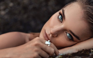 Woman laying blue eyes ring - her nose free wallpaper