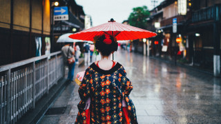Woman kimono umbrella cityscape rain - an umbrella over her head free wallpaper
