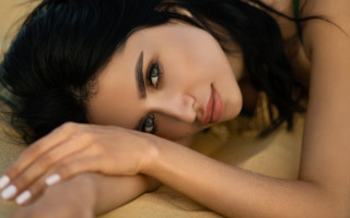 Woman lying bed closed eyes - perfect eye free wallpaper