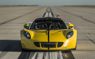 Yellow sports car runway sky - single body free wallpaper for desktop