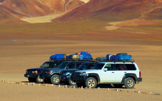 Desert cars luggage mountains rocks - a couple of cars free wallpaper