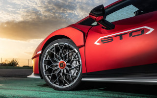 Red sports car sunset clouds - sharp detail free wallpaper