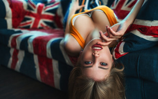 Woman bikini couch flag ring - a yellow ring free wallpaper