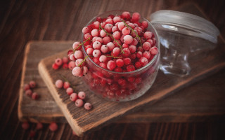 Red berries glass jar cutting - a cutting board free wallpaper