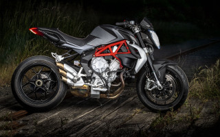 Motorcycle wooden platform dark background - dosso dossi free wallpaper