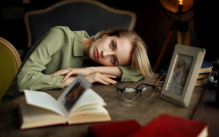 Woman book glasses portrait blurry - it next free wallpaper for desktop