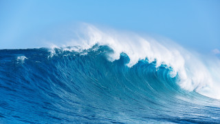 Large wave ocean sunny surfboard - a large wave free wallpaper for desktop