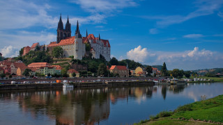 Castle hill river town bridge 2 - a town free wallpaper