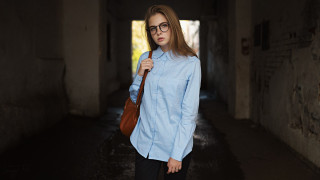 Woman glasses tunnel handbag fashion - a handbag free wallpaper