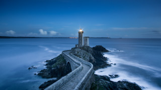 Lighthouse rockycliff fullmoon tiltshift radiantlight - radiant free wallpaper for desktop