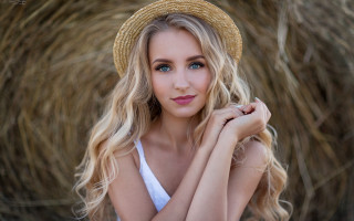 Eszter mattioni hayfield portrait blonde - a straw hat free wallpaper