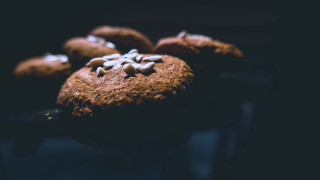 Muffin nuts table black background - clara peeters free wallpaper