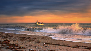 Sunset ocean boat waves shore - sunset time free wallpaper