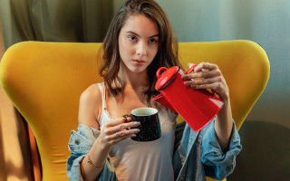 Woman yellow chair red mug - de stijl free wallpaper for desktop