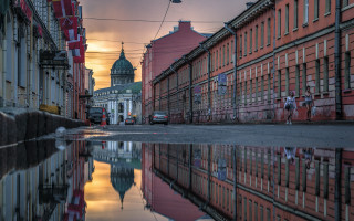 City street puddle dome reflection - a dome free wallpaper