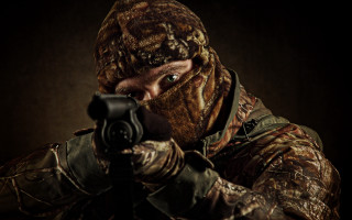 Camouflage man gun aiming serious - full round face free wallpaper