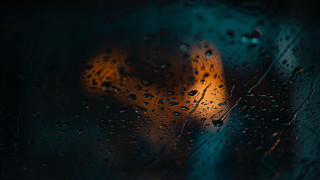 Rainy streetlight blurry window yellow - daniel lieske free wallpaper