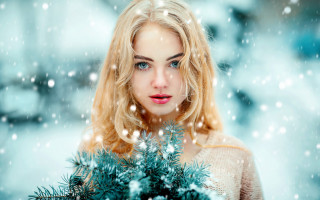 Woman christmas tree snow falling - snow free wallpaper for desktop