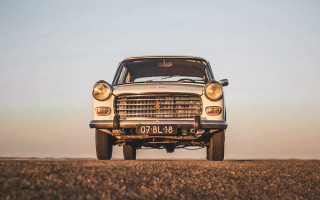Car field blue sky vintage - free retro wallpaper