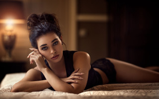 Seductive portrait blackhair browneyes laying - seductive look free wallpaper