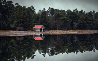 Small cabin lake reflection red - a small cabin free wallpaper