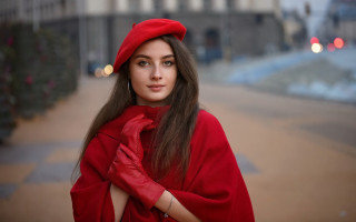 Woman red hat coat posing - a red hat free wallpaper
