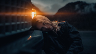 Woman leaning wall sunshine blonde - a woman leaning against a wall free wallpaper