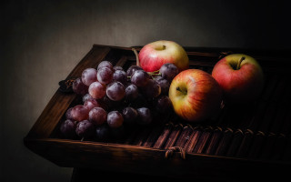 Tray grapes apples dark background - caravaggio free wallpaper