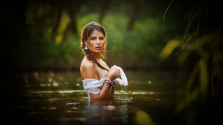 Woman white dress water frisbee - a frisbee free wallpaper