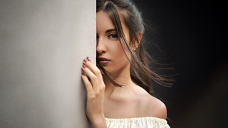 Woman wall portrait serious bare - a woman leaning against a wall free wallpaper