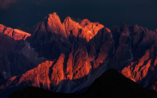Mountain range red light dusk - dramatic light free wallpaper