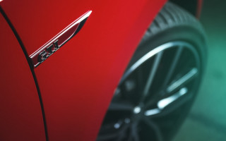 Red car chrome emblem tilt - shiny free wallpaper