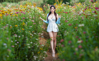 Flower field woman outstretched white - the side of her body free wallpaper