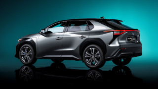 Silver suv studio blue background - a studio setting free wallpaper for desktop