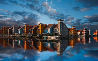 Lake houses dock boat reflections - a row of houses free wallpaper