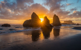 Sunset ocean rocks reflection waves - the foreground and a body of water free wallpaper
