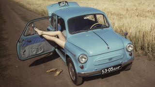 Woman sitting car legs outside - anka zhuravleva free wallpaper