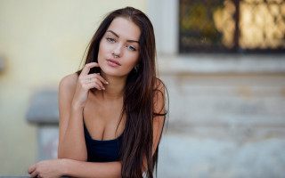 Eszter mattioni portrait blurry bench - her chin free wallpaper for desktop