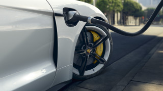 White car yellow brake black - a white car free wallpaper