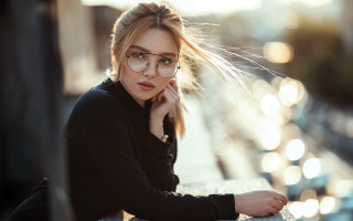 Woman glasses portrait blurry bokeh - glass free wallpaper for desktop